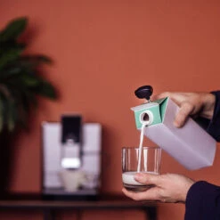 Milchlanze -Kaffeemaschinenserien Geschäft 104537 104537 nivona milchlanze einschenken