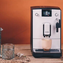 NICR 560 Caferomatica -Kaffeemaschinenserien Geschäft 105021 105021 nivona nicr 560 weiss chrom mood 3