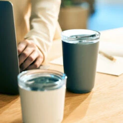 Kinto To-Go Tumbler 360 Ml Mit Stöpsel Silber -Kaffeemaschinenserien Geschäft 105566 105566 kinto togotumbler 360ml with plug silver 2