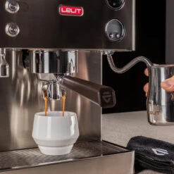 Elizabeth -Kaffeemaschinenserien Geschäft 105746 105746 lelit elisabeth siebtraegermaschine kaffeetasse milch